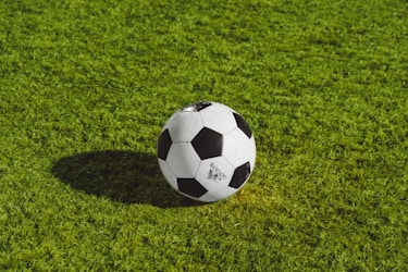 足球比赛精彩瞬间 - 球员在绿茵场上激烈角逐的画面