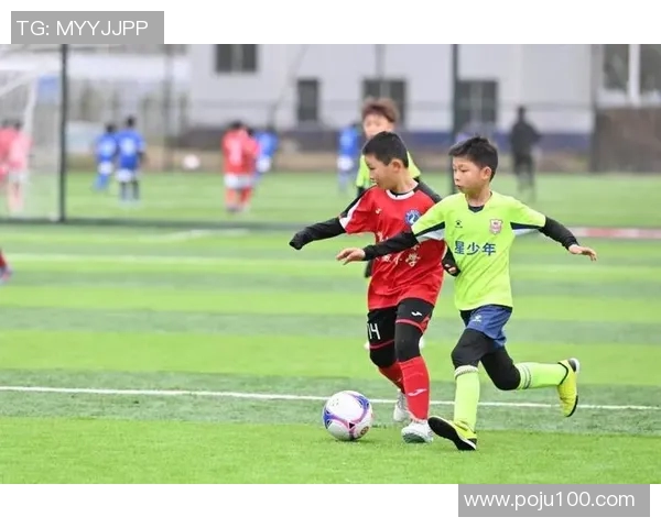 兹x勒与阿尔克马的精彩对决揭示足球战术的较量与团队协作的重要性